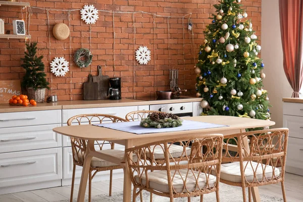 Tavolo Pranzo Con Rami Natale Coni Abete Cucina — Foto Stock