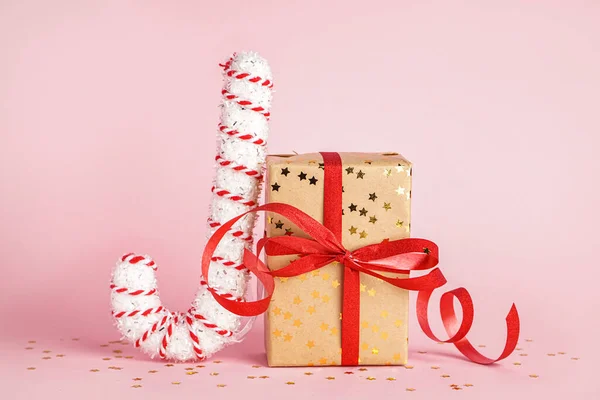 Kerstcadeau Met Suikerriet Speelgoed Roze Achtergrond — Stockfoto