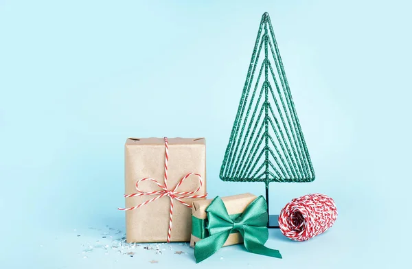 Süslü Noel Ağacıyla Hediyeler Mavi Arka Planda — Stok fotoğraf