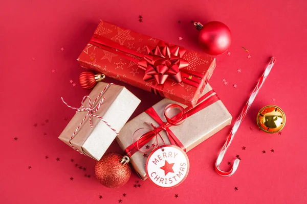 Dárky Vánoční Koule Cukrová Třtina Červeném Pozadí — Stock fotografie