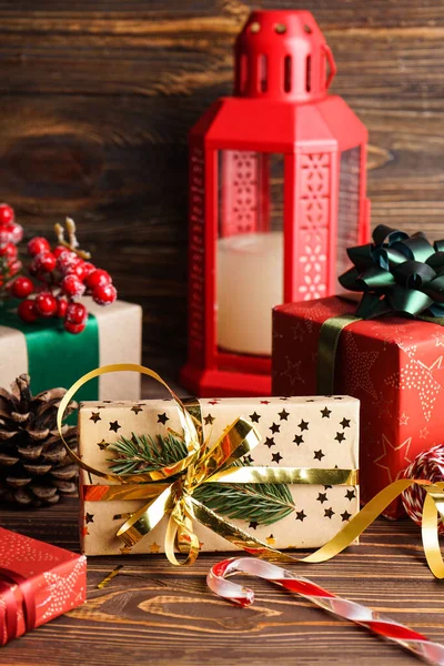 Weihnachtsgeschenke Mit Laterne Auf Holztisch Nahaufnahme — Stockfoto