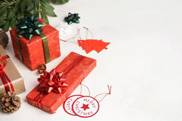 Weihnachtsgeschenke Mit Tannenzapfen Auf Weißem Tisch Nahaufnahme — Stockfoto