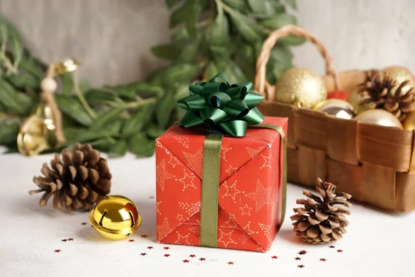 Weihnachtsgeschenk Mit Tannenzapfen Auf Weißem Tisch Nahaufnahme — Stockfoto