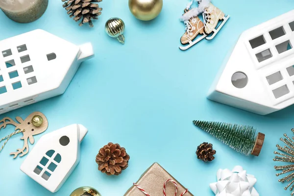 Rahmen Aus Kerzenständern Hausform Tannenzapfen Und Weihnachtsspielzeug Auf Blauem Hintergrund — Stockfoto