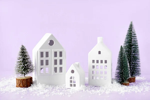 Dům Tvaru Svící Držáky Vánočními Stromky Sněhem Šeříkovém Pozadí — Stock fotografie