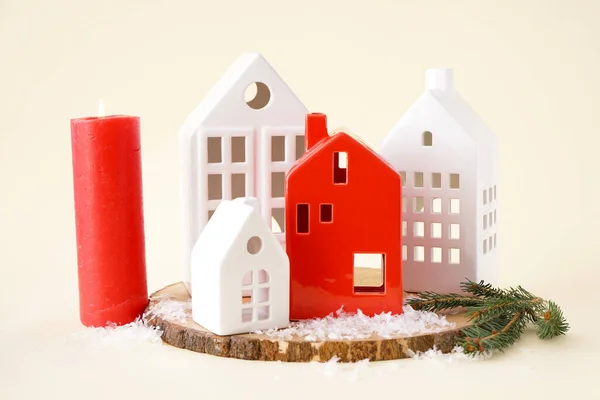 Tafel Mit Kerzenständern Hausform Weihnachtszweigen Und Schnee Auf Beigem Hintergrund — Stockfoto