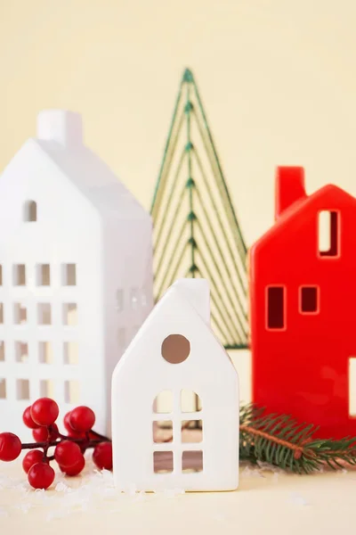 Dům Tvarované Svícny Vánoční Větve Béžovém Pozadí — Stock fotografie