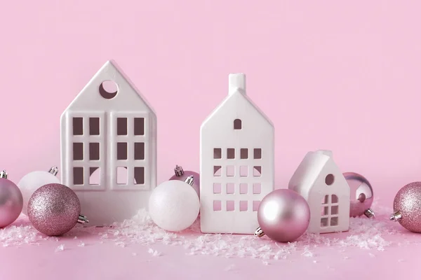 Kerzenhalter Hausform Mit Weihnachtskugeln Und Schnee Auf Rosa Hintergrund — Stockfoto