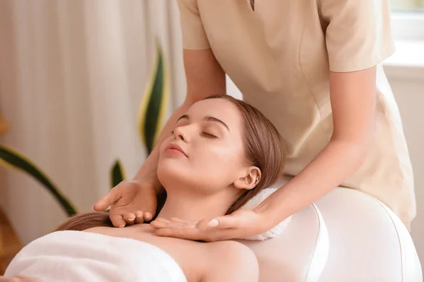 Mooie Jonge Vrouw Ontvangst Massage Schoonheid Salon — Stockfoto
