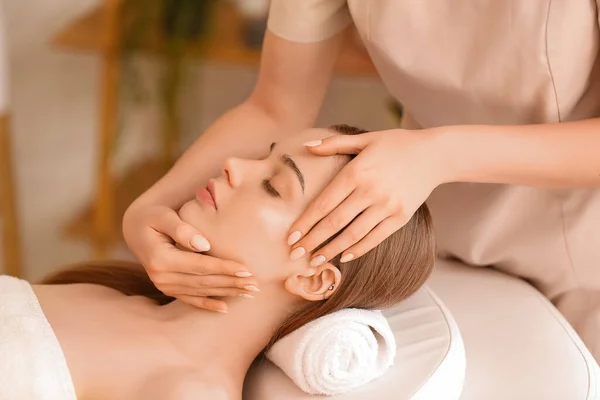 Mooie Jonge Vrouw Ontvangst Gezicht Massage Schoonheid Salon — Stockfoto