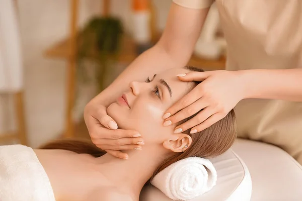 Bella Giovane Donna Che Riceve Massaggio Facciale Nel Salone Bellezza — Foto Stock