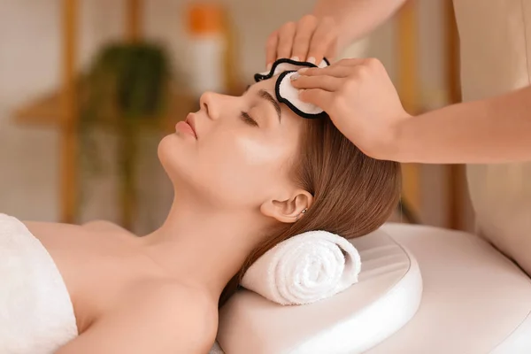 Cosmetologist Limpeza Pele Rosto Jovem Mulher Salão Beleza — Fotografia de Stock