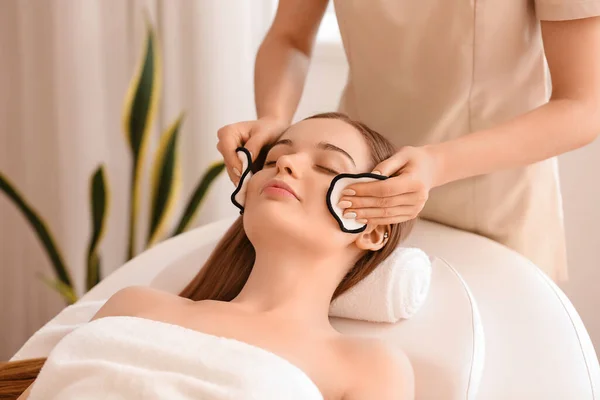 Cosmetologist Limpeza Pele Rosto Jovem Mulher Salão Beleza — Fotografia de Stock