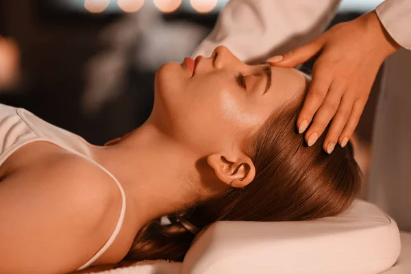 Mulher Bonita Recebendo Massagem Facial Salão Beleza — Fotografia de Stock