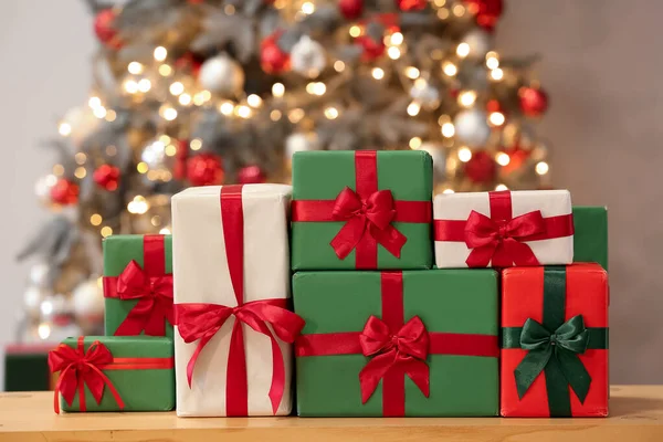 Geschenkdozen Tafel Tegen Wazige Kerstboom — Stockfoto