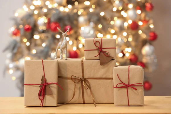 Ajándék Dobozok Asztalon Ellen Elmosódott Karácsonyfa — Stock Fotó