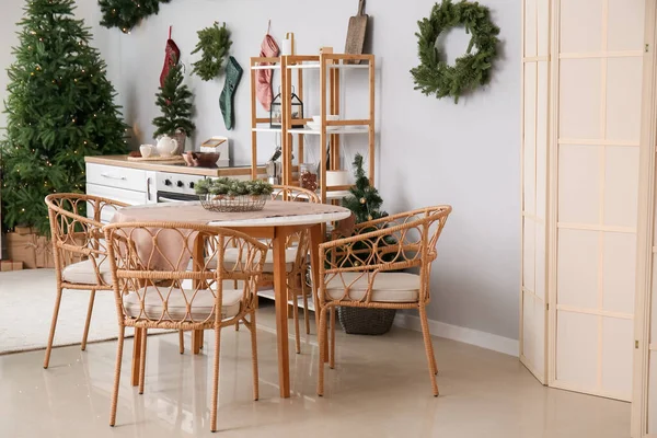 Mesa Comedor Con Ramas Navidad Interior Cocina —  Fotos de Stock