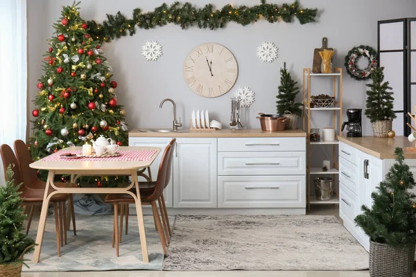 Interior Cozinha Com Árvores Natal Mesa Jantar Relógio Grande — Fotografia de Stock