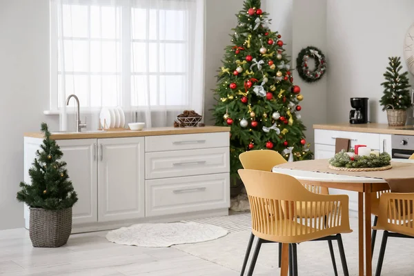 Εσωτερικό Της Κουζίνας Χριστουγεννιάτικα Δέντρα Λευκούς Πάγκους Και Τραπέζι Φαγητού — Φωτογραφία Αρχείου