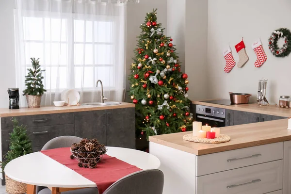 Interior Cozinha Com Árvores Natal Balcões Mesa Jantar — Fotografia de Stock