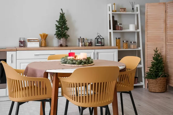 Interior Cozinha Com Árvores Natal Balcões Brancos Mesa Jantar — Fotografia de Stock