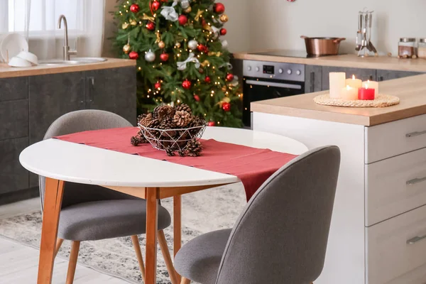 在厨房里摆满冷杉圆锥的餐桌 作为圣诞节的装饰 — 图库照片