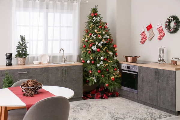 Interior Cozinha Com Árvores Natal Balcões Mesa Jantar — Fotografia de Stock