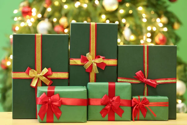 Cadeaus Tafel Tegen Wazige Kerstboom — Stockfoto