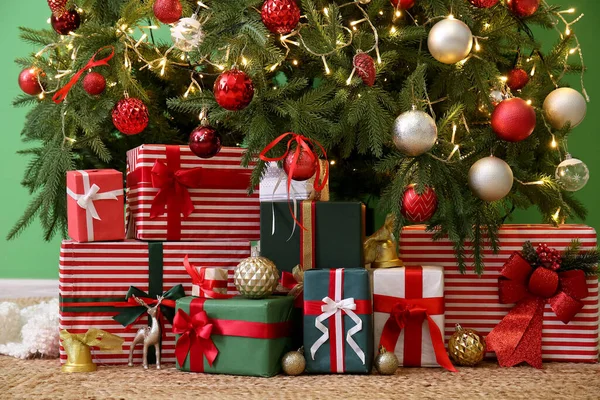 Gifts Glowing Christmas Tree Green Wall — Stock Photo, Image