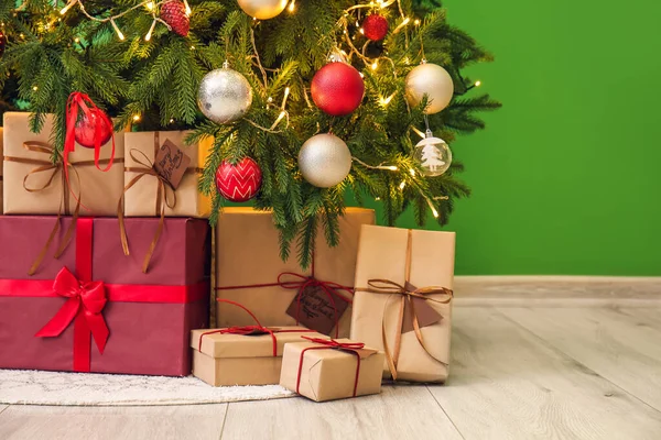 Gifts Glowing Christmas Tree Green Wall — Stock Photo, Image