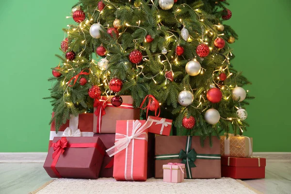 Regalos Bajo Brillante Árbol Navidad Cerca Pared Verde —  Fotos de Stock