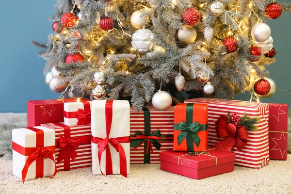 Gifts Glowing Christmas Tree Blue Wall — Stock Photo, Image
