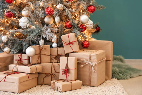 Ajándékok Alatt Izzó Karácsonyfa Közelében Kék Fal — Stock Fotó