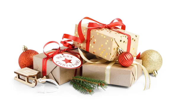 Geschenkschachteln Mit Weihnachtsspielzeug Und Tannenzweigen Auf Weißem Hintergrund Stockbild