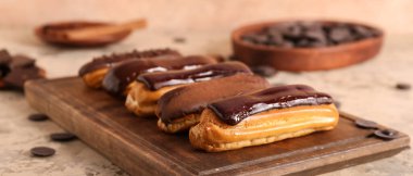 Bej arka planda tatlı ekleri olan ahşap tahta.