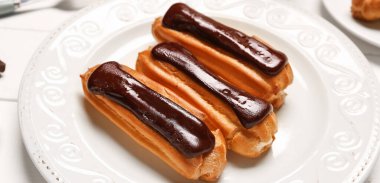 Tatlı ekler tabakta, yakın plan