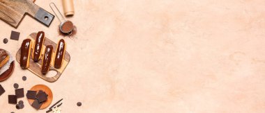 Bej arkaplan üzerinde tatlı eklerlerle metin için boşluk olan kompozisyon