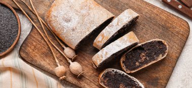 Masada haşhaş tohumu dilimli ahşap tahta var.