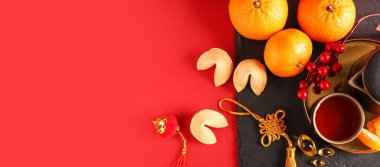 Kırmızı zemin üzerinde Çin sembolleri ve çay fincanı metin için alan, üst görünüm