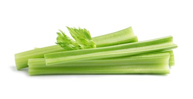 Beyaz arkaplanda izole edilmiş taze kereviz çubukları