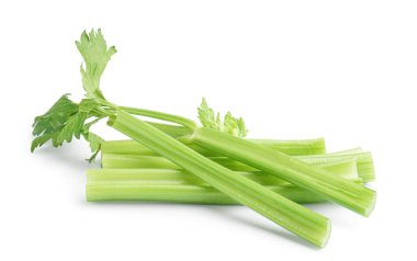 Beyaz arkaplanda izole edilmiş taze kereviz