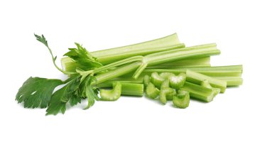 Beyaz arkaplanda taze kereviz yığını