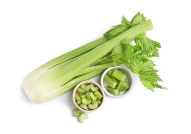 Beyaz arkaplanda kesilmiş kereviz kaseleri