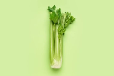 Yeşil arka planda bir demet taze kereviz