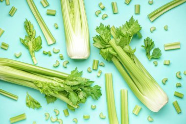 Renk arkaplanında taze yeşil kereviz bileşimi