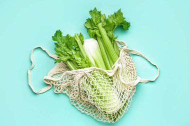 Arka planda taze kereviz bulunan bir torba.