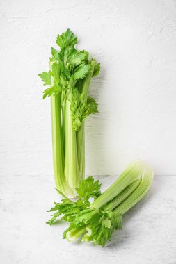 Hafif arkaplanda taze kereviz demetleri