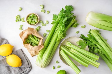 Açık arkaplanda taze yeşil kereviz bileşimi