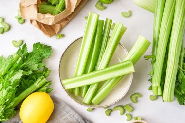 Işık masasında bir kase taze kereviz çubuğu