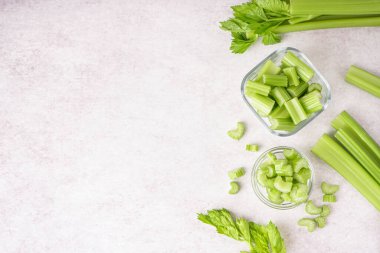 Açık arkaplanda taze kesilmiş kereviz kaseleri